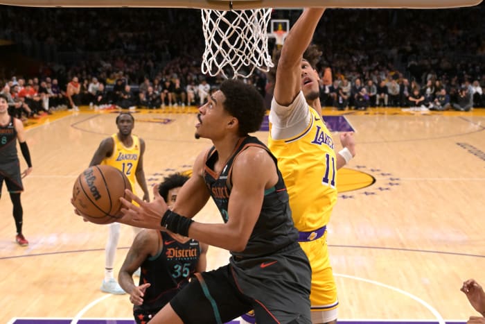 Los Angeles Lakers center Jaxson Hayes (11) defends Washington Wizards guard Jordan Poole (13) in the second half at Crypto.com Arena.